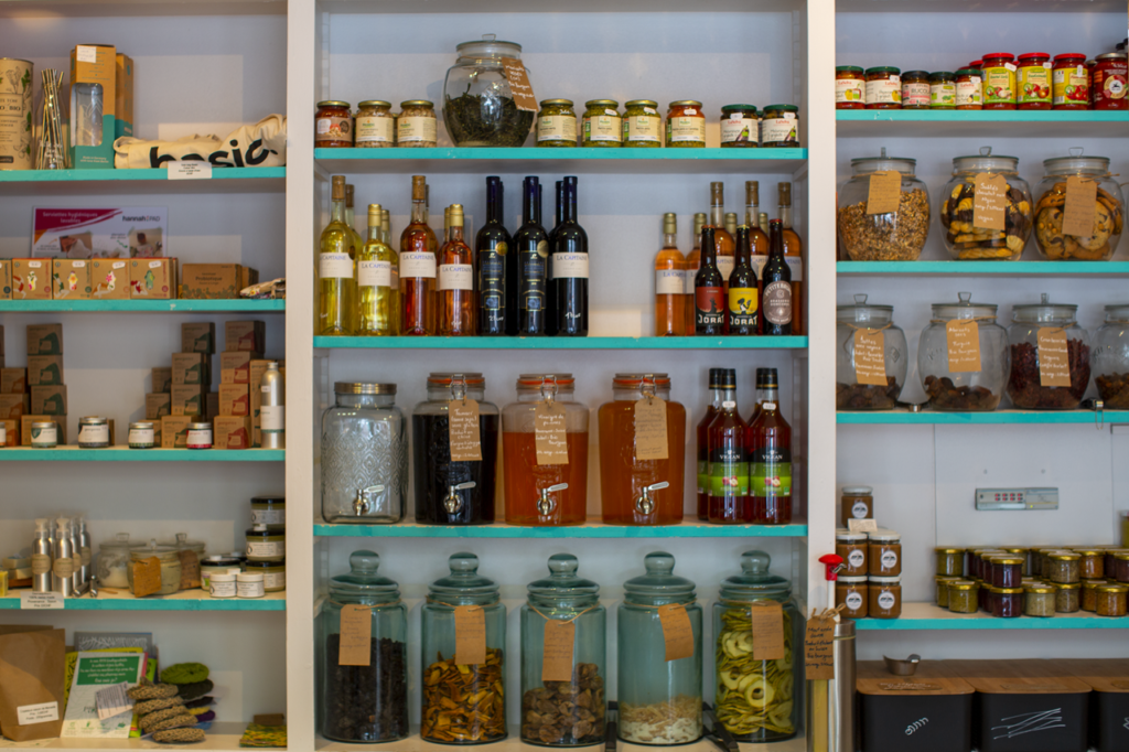 Chez Basic., on peut y acheter des produits en vrac, alimentaire ou cosmétique. Le plus possible local, si possible bio. Chez Basic. à Lausanne, on peut y acheter des produits en vrac, alimentaire ou cosmétique. Le plus possible local, si possible bio.