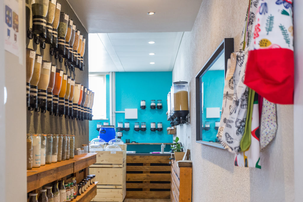Chez Basic. à Lausanne, on y trouve de l'alimentaire, comme les épices en vrac, ainsi que des ingrédients (bicarbonate de soude, argile...) pour faire ses propres cosmétiques. Chez Basic. à Lausanne, on y trouve de l'alimentaire, comme les épices en vrac, ainsi que des ingrédients (bicarbonate de soude, argile...) pour faire ses propres cosmétiques.