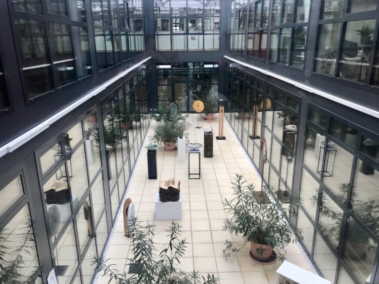 Vue du patio des Ateliers de la côte à Etoy