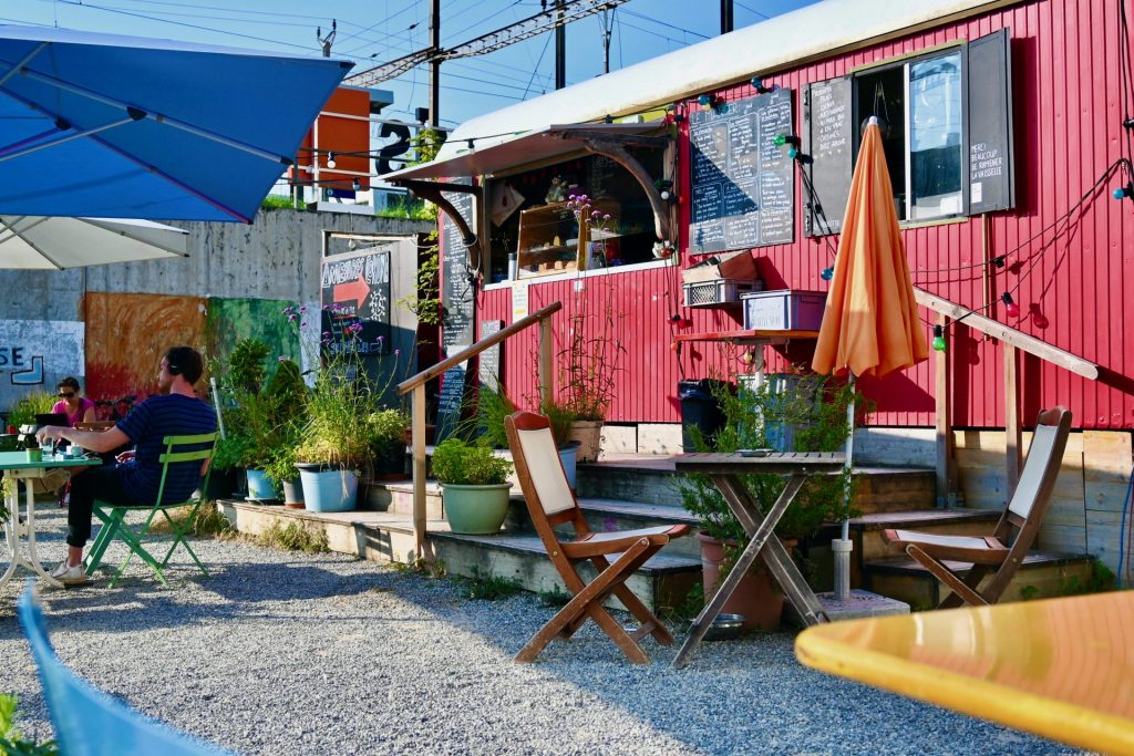 La-roulotte-bar-restaurant-local-nyon-gare