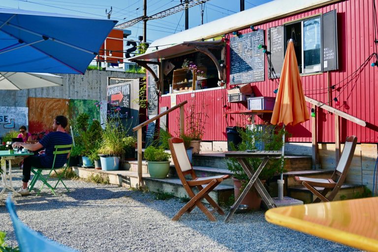 La-roulotte-bar-restaurant-local-nyon-gare