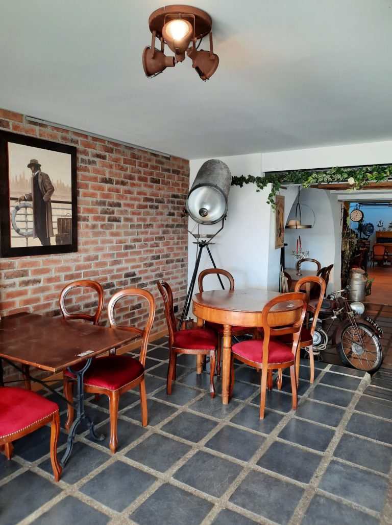 larantele-cafe-restaurant-brocante-rolle-vaud-ambiance-chaleureuse-vintage-afterwork-breakfast